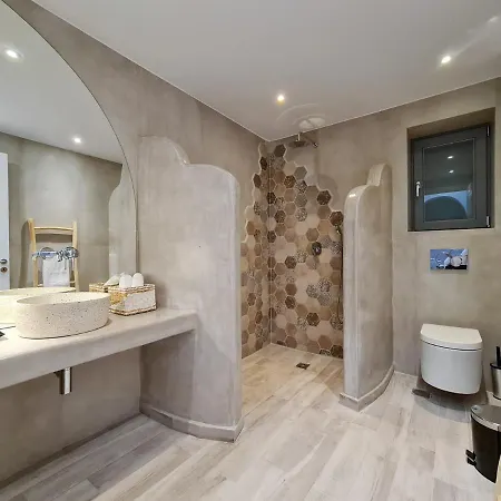 Willa Isalos With Private Pool, Sleeps 4 *