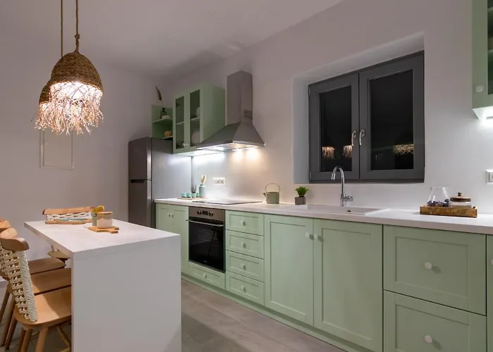 Willa Isalos With Private Pool, Sleeps 4