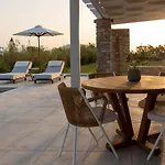 וילה Isalos With Private Pool, Sleeps 4
