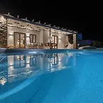 וילה Isalos With Private Pool, Sleeps 4