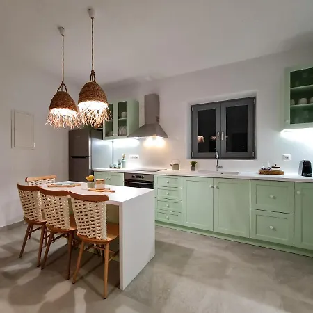 Βίλα Isalos With Private Pool, Sleeps 4 Naxos City