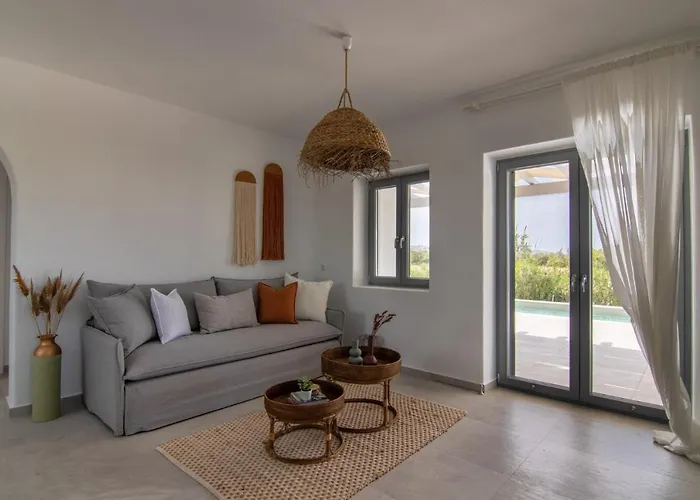 Isalos With Private Pool, Sleeps 4 * Naxos City